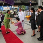 คุณหญิงวรรณา สิริวัฒนภักดี ทูลเกล้าฯ ถวาย พวงมาลัยข้อพระกร