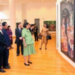 ทรงทอดพระเนตรนิทรรศการ